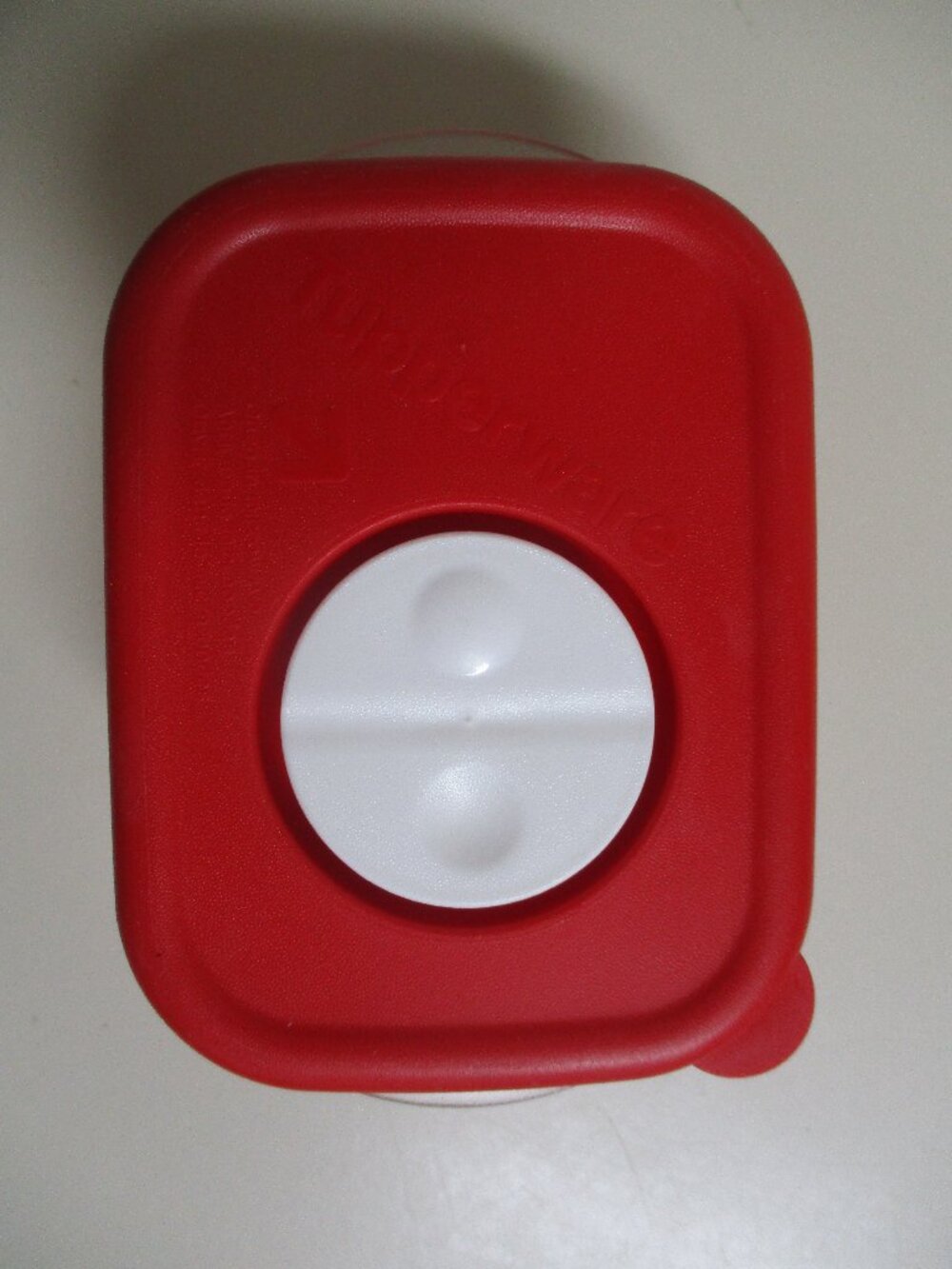 Discontinued Tupperware Rock N Serve 1 Cup Small Rectangle Red 3387 & lid EUC